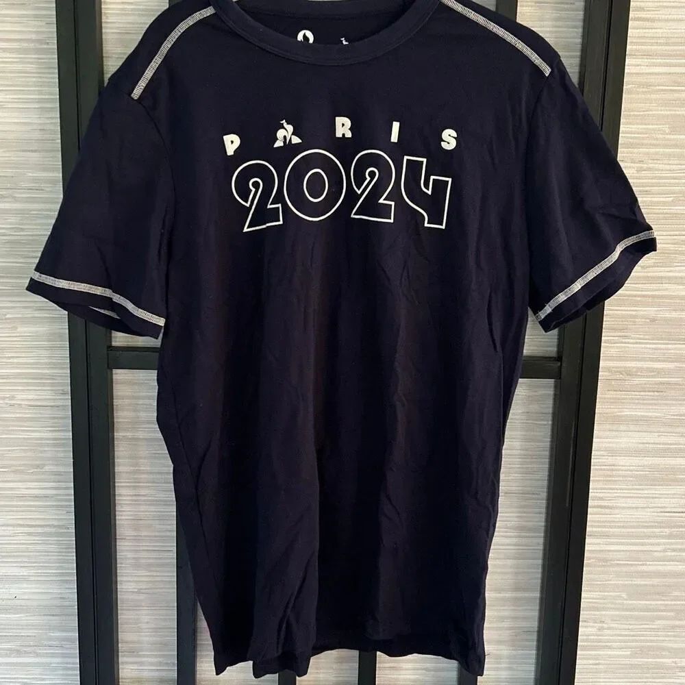 NWOT Le Coq Sportif Paris 2024 Olympic T-shirt navy blue white T-shirt size M
